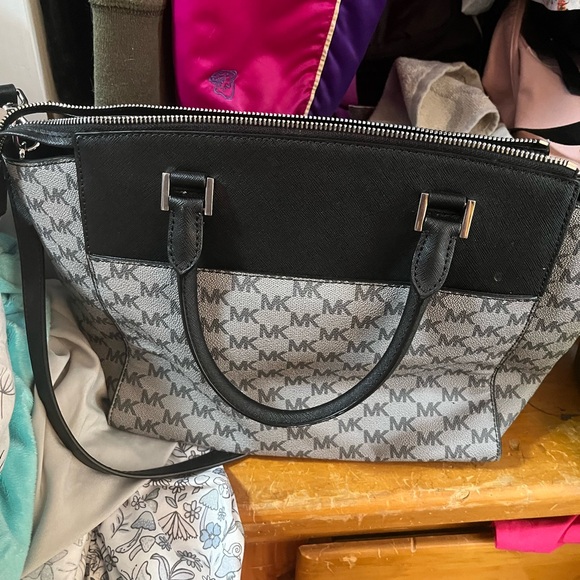 Michael Kors Black Jet Set Leather Large Convertible Purse W/ Large Flap Pocket - Picture 2 of 4